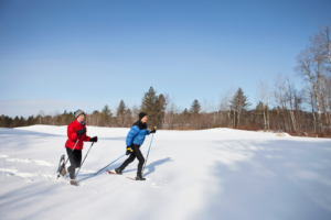 zwei Menschen machen eine Schneeschuhwanderung in St. Andreasberg