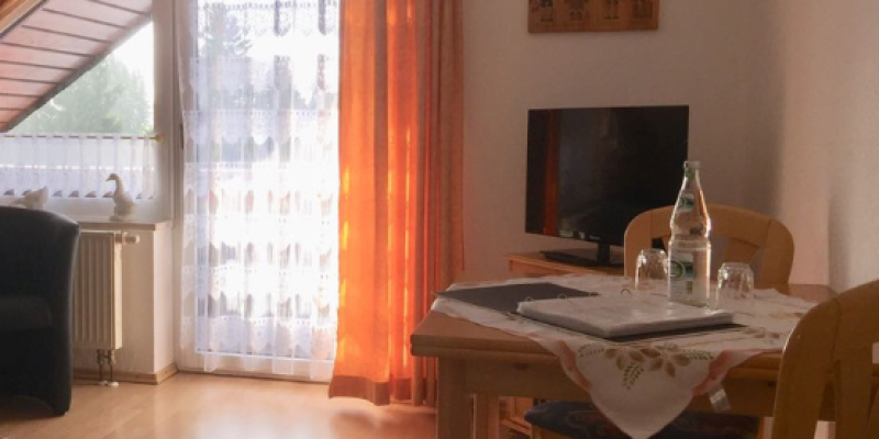 Wohnzimmer Wohnung 5 Haus Jasmin Esstisch mit Ausblick auf Balkon