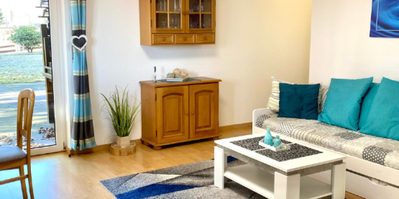 Schlafcouch Wohnung Fingerhut mit Teppich. Die Wohnung hat viele blaue akzente