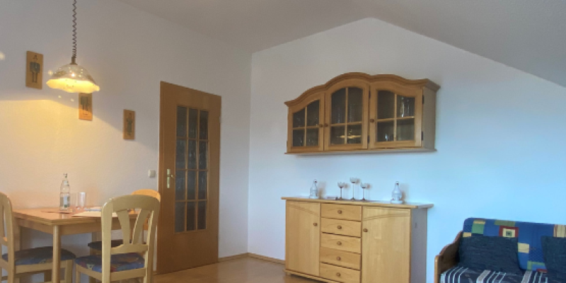 Wohnzimer mit Esstisch und Schränken, Sofa