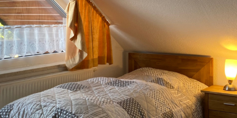 Bett mit Ausblick nach draußen