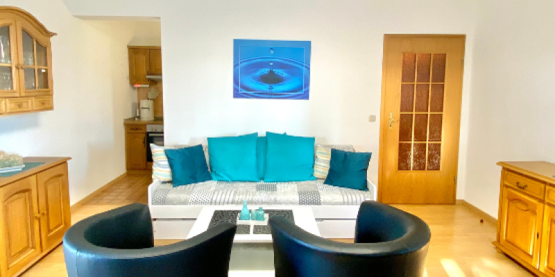 Wohnzimmer mit zwei schwarzen Leder Sesseln