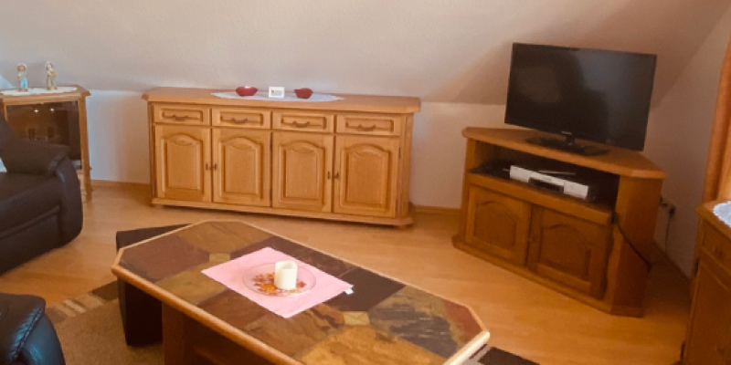 TV und Fliesentisch Wohnung 6 Klatschmohn