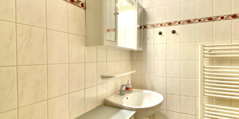 Badezimmer Wohnung 5. Wandheizung und Schränke