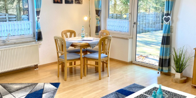 Esstisch im Wohnzimmer mit Blick auf die Terasse