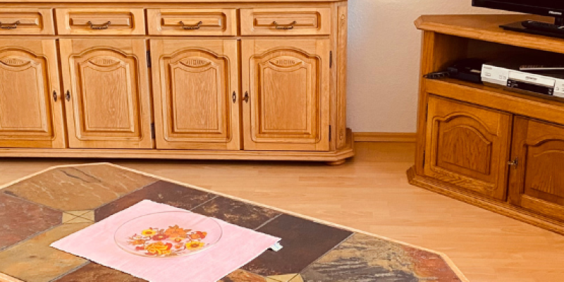 Wohnzimmerkommode Haus Jasmin wohnung Klatschmohn, TV, Fliesentisch, Teppich zu sehen