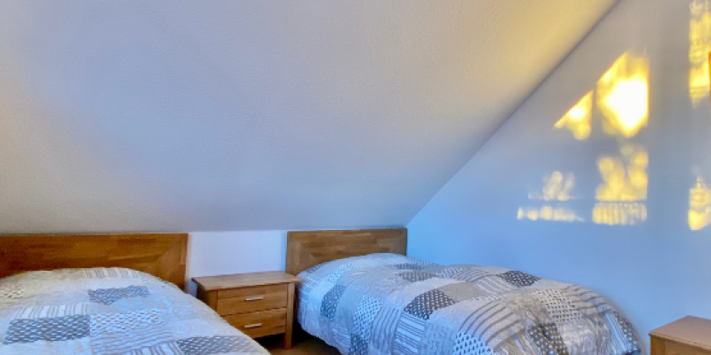 Schlafzimmer Wohnung 5 - zwei Einzelbetten Haus Jasmin